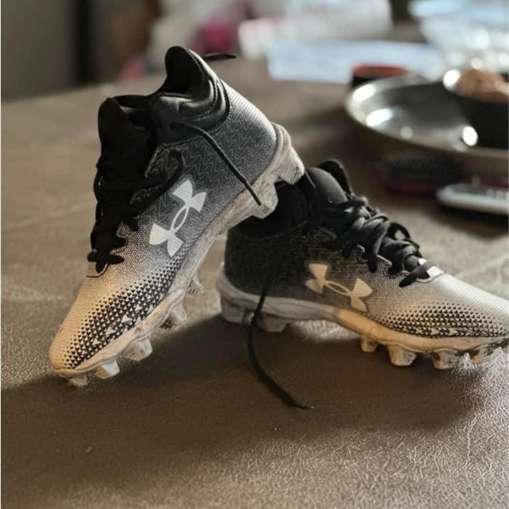 Boys 5Y Under Armour football cleats